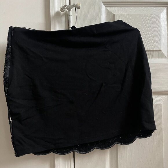 This chic mini skirt features a striking grey and black sequin pattern - Picture 5 of 11